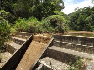 Água não está passando pela barragemFoto: Gustavo Almeida / Portal Espera Feliz