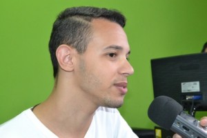 O estudante  Moisés Siqueira tenta arrecadar dinheiro para ir estudar na Córeia