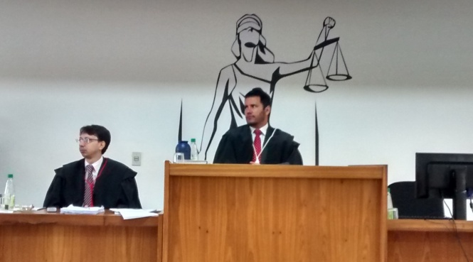 Juiz Presidente do Tribunal do Júri, Dr. Leonardo Curty Bergamini, com o Promotor de Justiça da Comarca de Espera Feliz, à esquerda, Dr. Vinícius Bigonha Cancela Moraes de Melo.