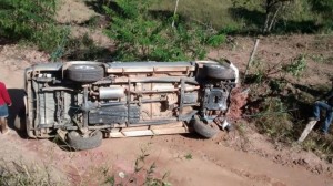 hilux-capotada-espera-feliz