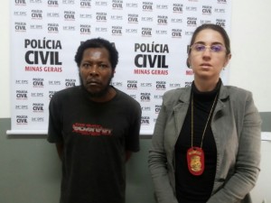 Luiz Carlos Felizardo, preso, ao lado da Delegada Dra. Paula Franco Gonçalves.